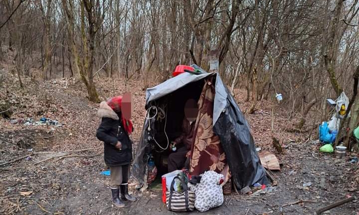  Persoane fără adăpost identificate în Pădurea Codrișor din Bistrița. FOTO/VIDEO