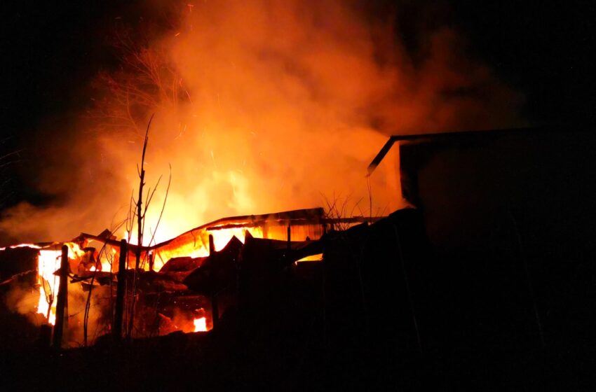  Incendiu azi noapte la o casă de locuit și mai multe anexe, la Măgura Ilvei