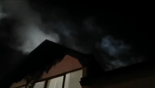  Un incendiu a izbucnit seara trecută la acoperișul unei case de locuit din Sângeorz Băi. VIDEO