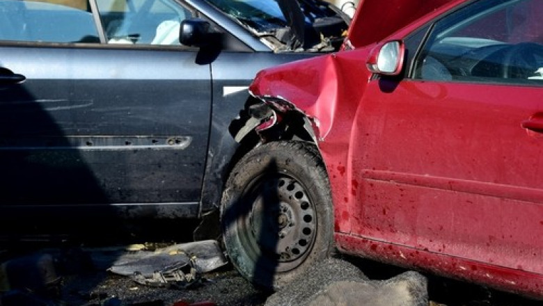  Un bărbat  din Maieru s-a urcat beat la volan și  a lovit mai multe mașini parcate!