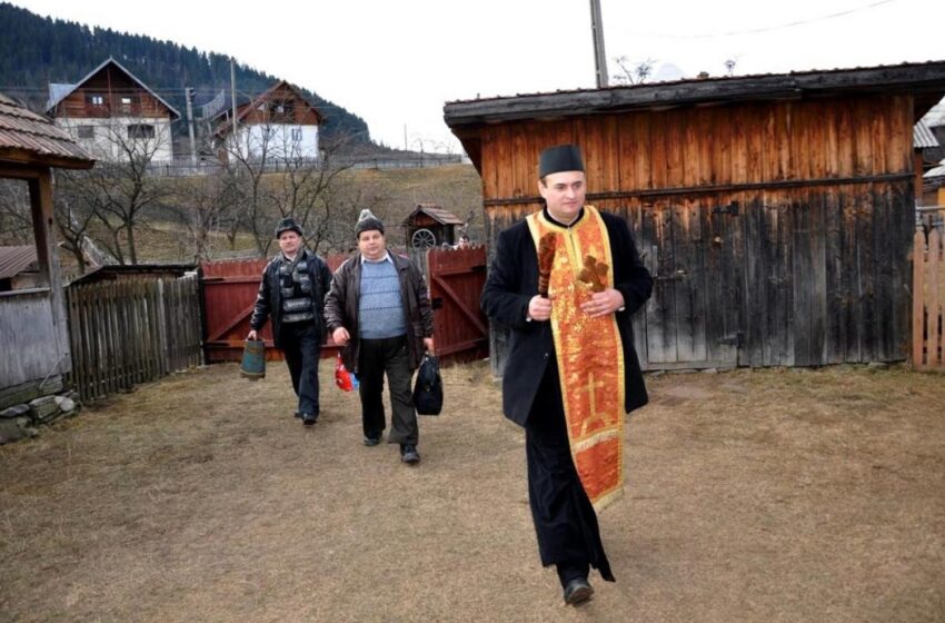  Preoții au început să umble cu Crucea și să sfințească casele bistrițenilor