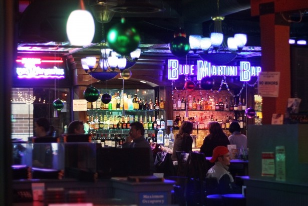  Scandal într-un bar din Bistrița! S-a lăsat cu bătaie între doi bărbați și furtul unei sume de bani