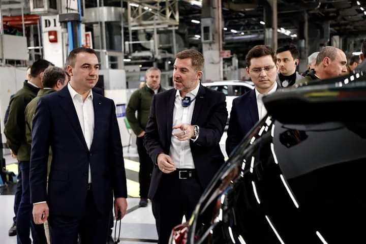  Ministrul Digitalizării Bogdan Ivan, în vizită la Uzina Dacia de la Mioveni. FOTO