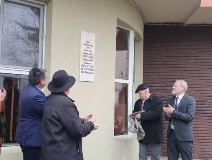  Nicolae Moldovan alături de veteranii întâlnirilor “Saeculum” la dezvelirea unei plăci comemorative