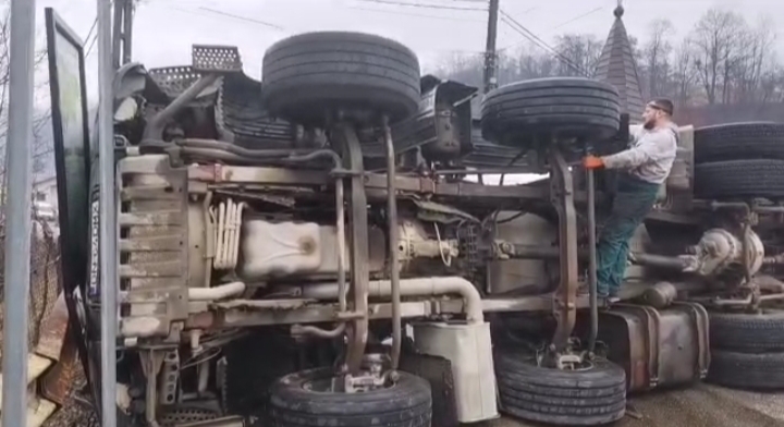  Accident rutier la Rebrișoara! O cifă de beton s-a răsturnat!