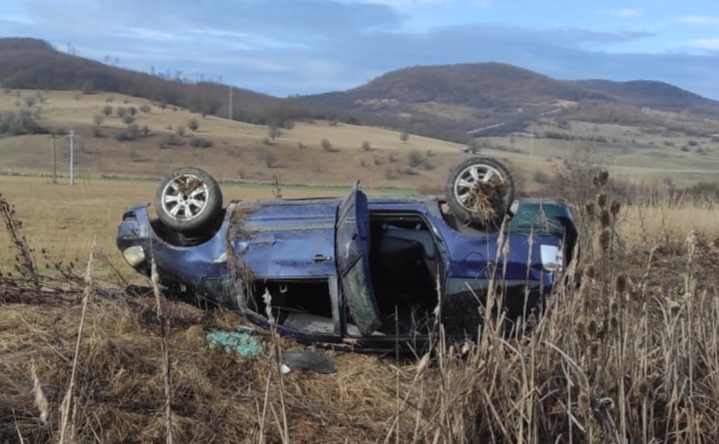  Accident grav la Teaca! O mașină a ieșit în decor pe câmp, iar 5 persoane au ajuns la spital. FOTO