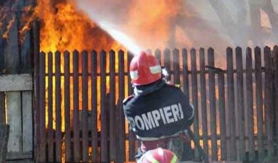  Incendiu la o casă de locuit în Bistrița Bârgăului. O femeie și un copil de 2 ani au ajuns la spital