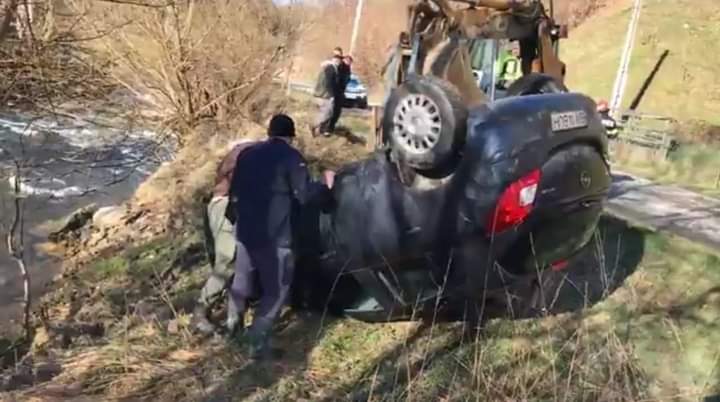  Accident la Parva! O mașină s-a răsturnat și a ajuns în râul Rebra. FOTO