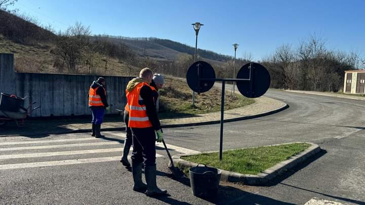  Se face curățenie de primăvară și în Parcul Industrial Sărata. FOTO