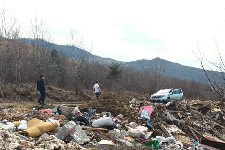  Două persoane din Cușma amendate de inspectorii ADI Deșeuri Bistrița-Năsăud. FOTO