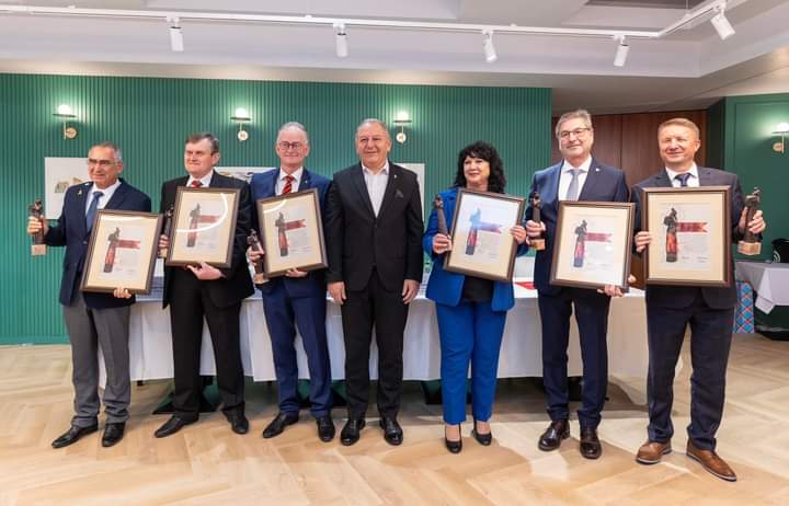  S-au conferit încă 6 titluri de Cetățean de Onoare al județului Bistrița-Năsăud. FOTO