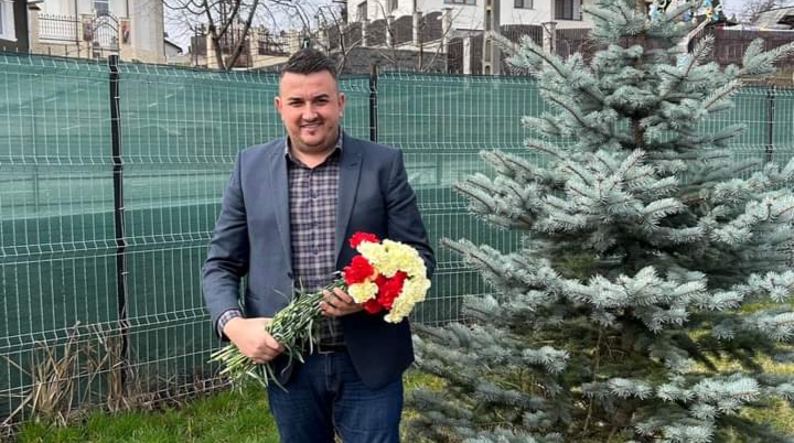  Paul Știr: La mulţi ani mamelor, soțiilor și tuturor doamnelor şi domnişoarelor!