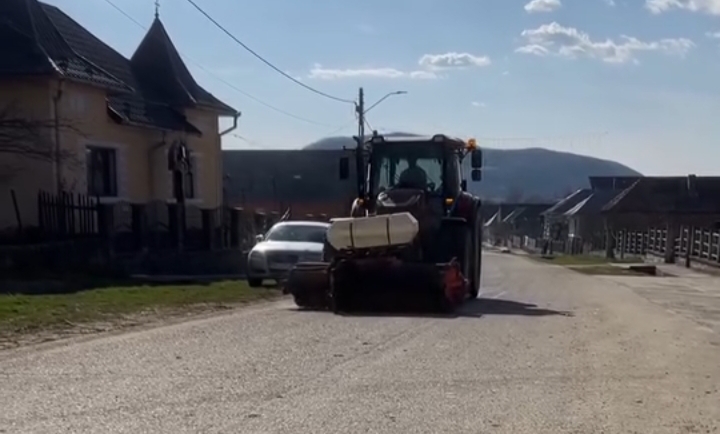  Se fac acțiuni de curățare a străzilor în comuna Căianu Mic. VIDEO