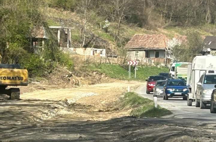  S-a dat startul lucrărilor de reparatii drumului DN 17 D (la Șuri) din Beclenuț. FOTO