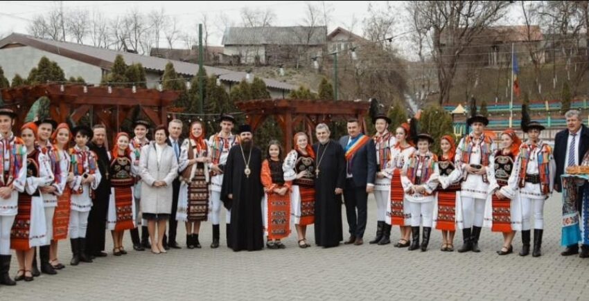  Preasfințitul Părinte Benedict Bistrițeanul in mijlocul comunității ortodoxe din Căianu Mic