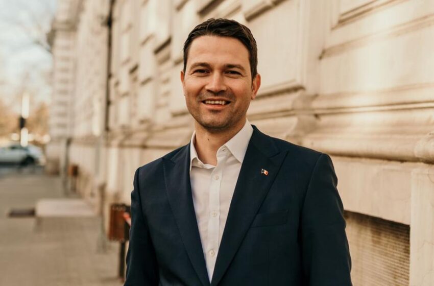  La mulţi ani, deputatului Robert Sighiartău!