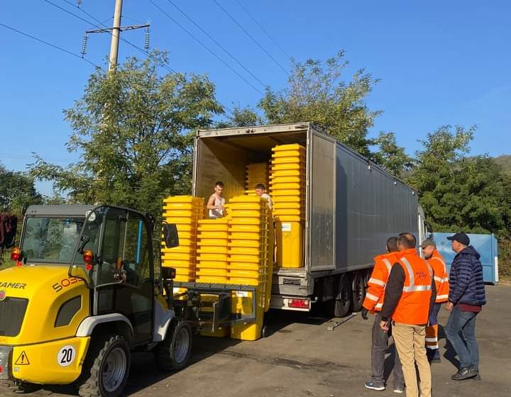  Începe distribuirea PUBELEI GALBENE, destinată fracției plastic-metal, în tot județul Bistrița-Năsăud
