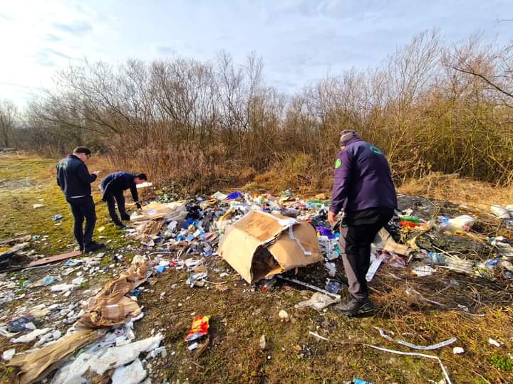  Persoană amendată pentru abandon de deșeuri în natură, în zona Hergheliei Beclean. FOTO