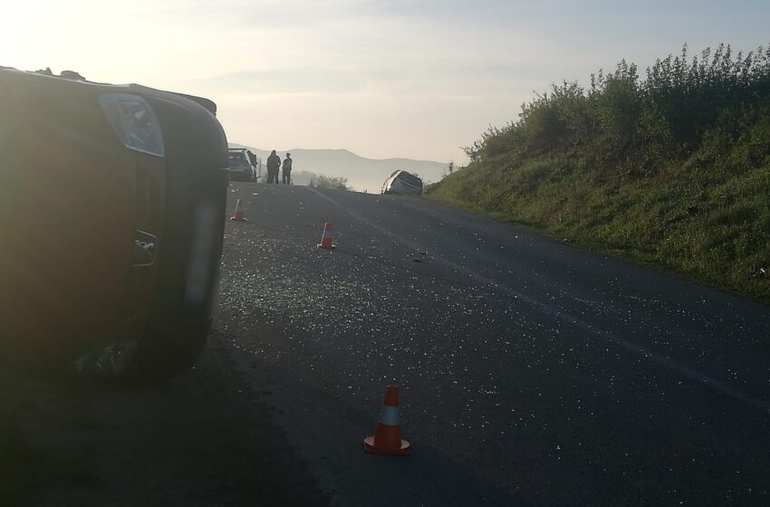  Accident la Lechința! Un autoturism a ieșit în decor și s-a răsturnat. FOTO