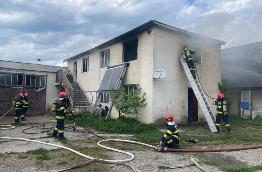  INCENDIU la acoperișul unei case de locuit din Chintelnic. FOTO/VIDEO
