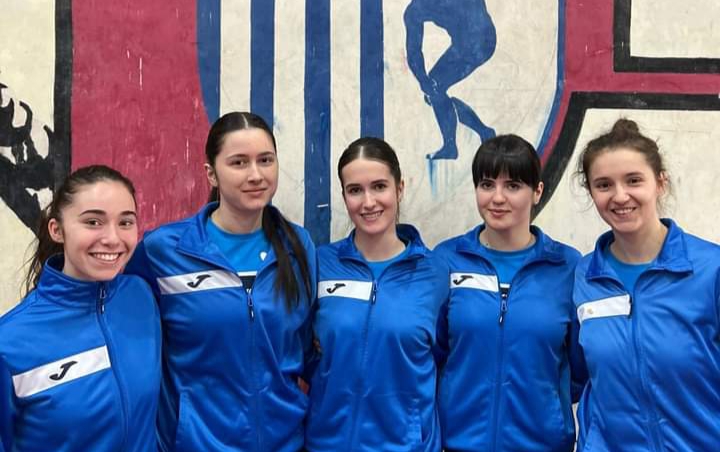  Echipa feminină de tenis de masă a CSM Bistrița, medaliată cu bronz în Superligă. FOTO