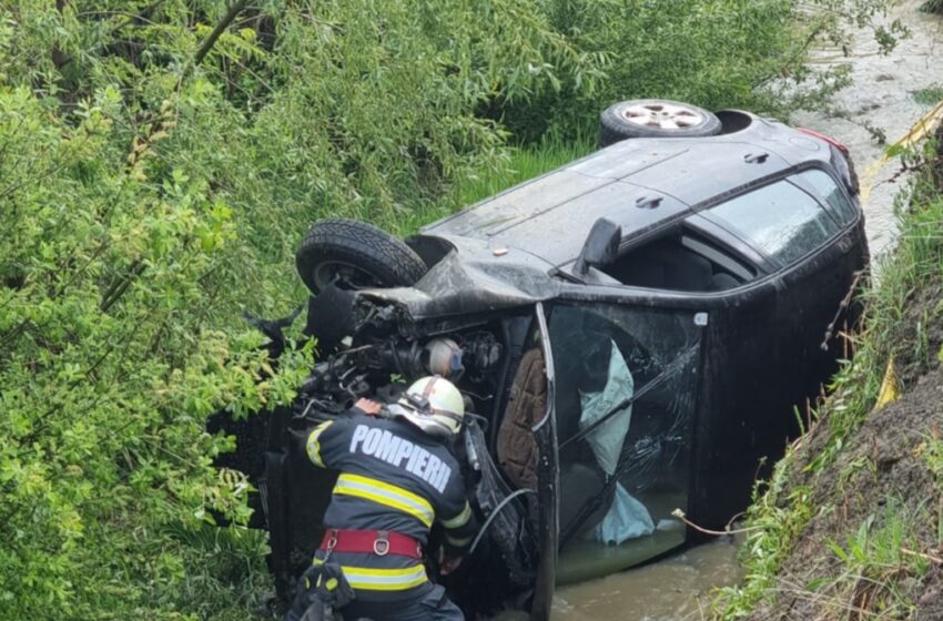  Accident rutier la Dumitra! Un autoturism s-a răsturnat