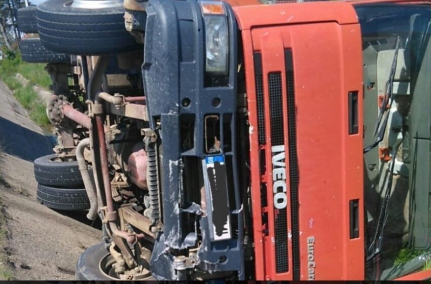  Un camion s-a răsturnat la Coldău. Șoferul a ajuns la spital