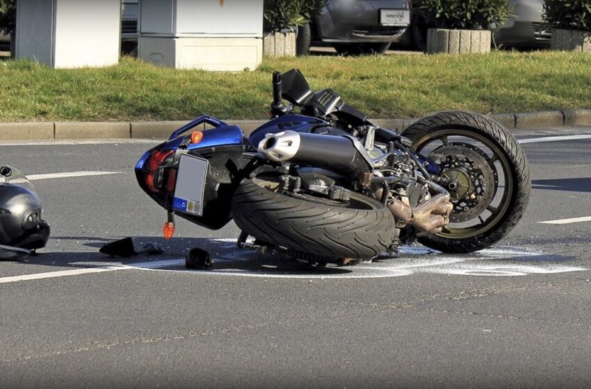  ACCIDENT! O motocicletă pe care se aflau două persoane a intrat într-un gard la Sigmir
