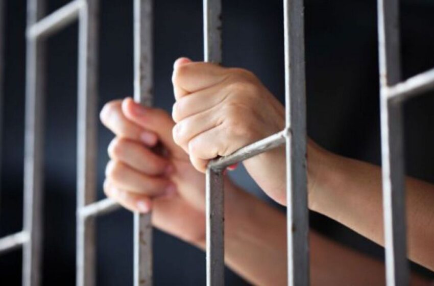  Doi bărbați condamnați la închisoare, încarcerați de polițiști în penitenciar