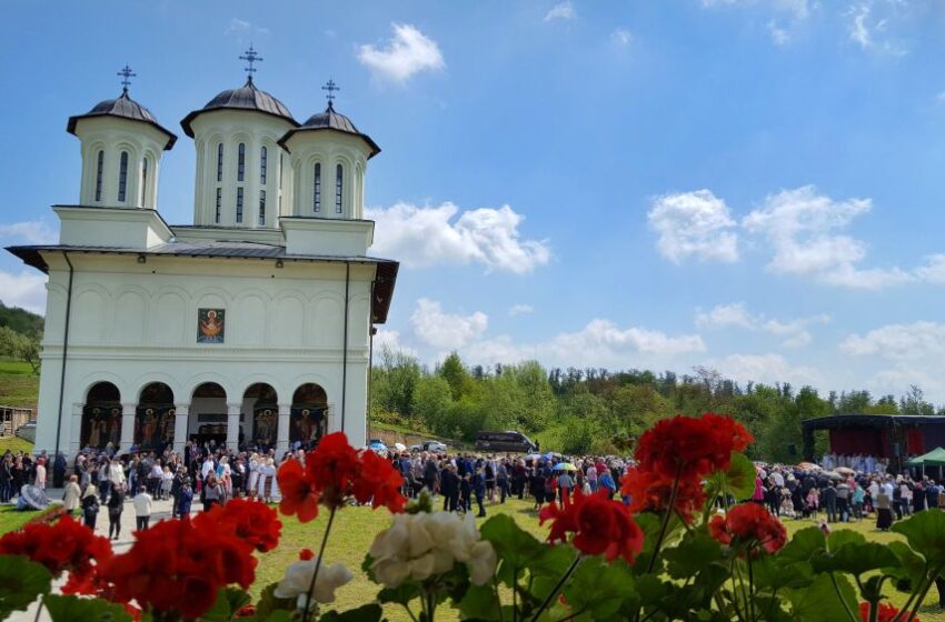  Hram la Mănăstirea de la Salva, de Praznicul Izvorul Tămăduirii