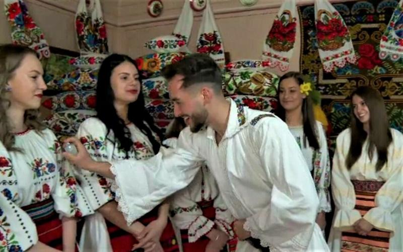  Tradiţii în a doua zi de Paşte: Fetele sunt udate cu parfum în Lunea Albă, în Bistriţa-Năsăud