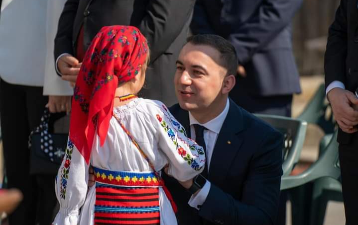  Ministrul Bogdan Ivan, prezent la slujba de resfințire a bisericuței de lemn de la Muzeul Județean. FOTO