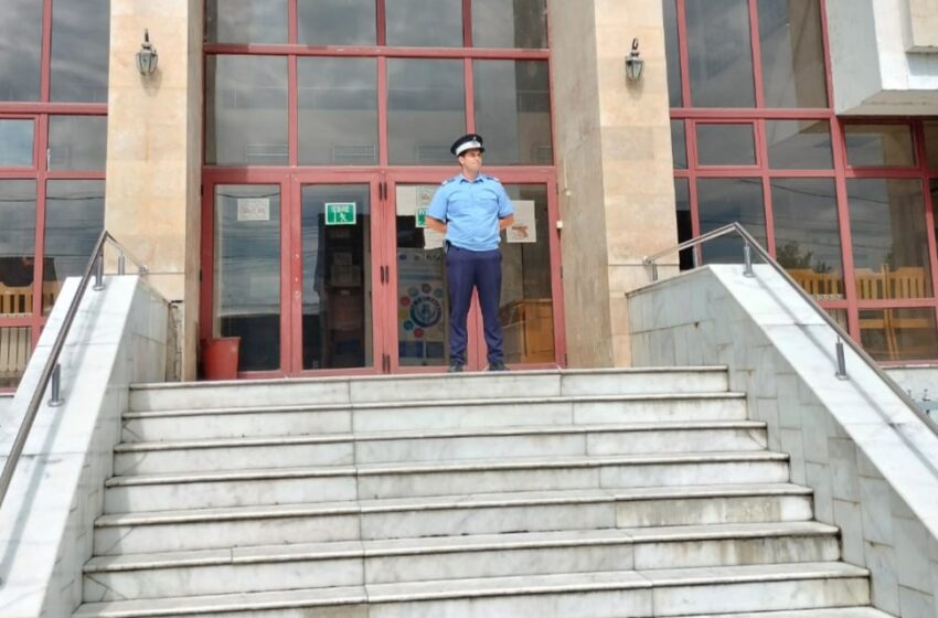  Un bărbat a refuzat controlul la intrarea Judecătoria Năsăud și a fost sancționat de către jandarmi