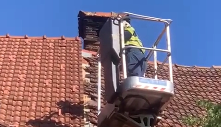  Pompierii de la SVSU Bistrița au intervenit la un acoperiș din zona Pietonalului „Liviu Rebreanu”. VIDEO
