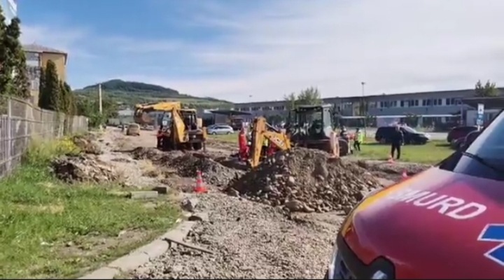  Un bărbat a fost surprins de un mal de pământ pe strada Tărpiului din Bistrița