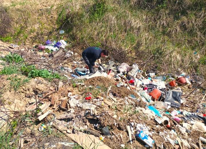  Barbat din Țigău amendat de inspectorii ADI Deseuri pentru abandonul de deșeuri în natură. FOTO