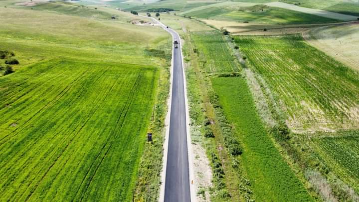  Se lucrează la modernizarea DJ 162, care leagă Sânmihaiu de Câmpie, de Visuia. FOTO