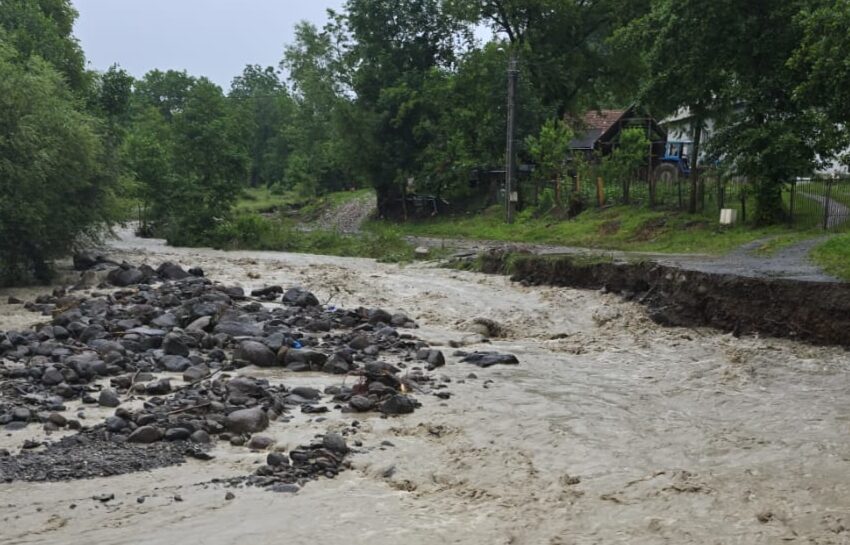  Drum comunal inundat și 20 de gospodării izolate la Ardan. FOTO/VIDEO