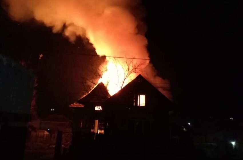  O casă a luat foc și a ars în totalitate în cartierul RAAL din Bistrița