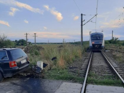  Un tren în care se aflau 200 de persoane a lovit un autoturism la Nimigea