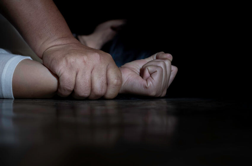 Bărbatul care și-a agresat iubita pe o stradă din Bistrița a fost arestat pentru 30 de zile