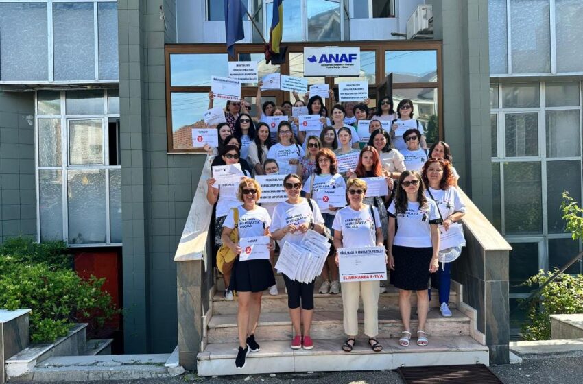  Profesioniștii contabili și antreprenorii bistrițeni au protestat la Palatul Administrativ