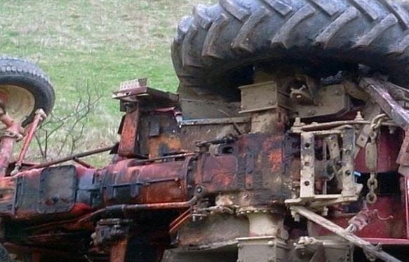  Un tractor s-a răsturnat într-o zonă greu accesibilă din localitatea Sebiș