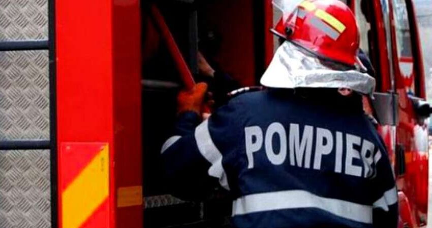  Un incendiu a izbucnit seara trecută la o cabană din Piatra Fântânele