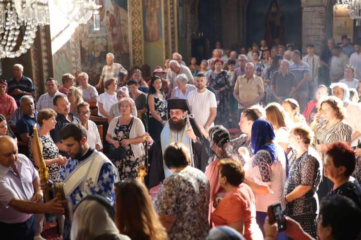  Preasfințitul Benedict Bistrițeanul a binecuvântat sutele de credincioși prezenți la Paraclisul Maicii Domnului de la Biserica de la Coroana. FOTO