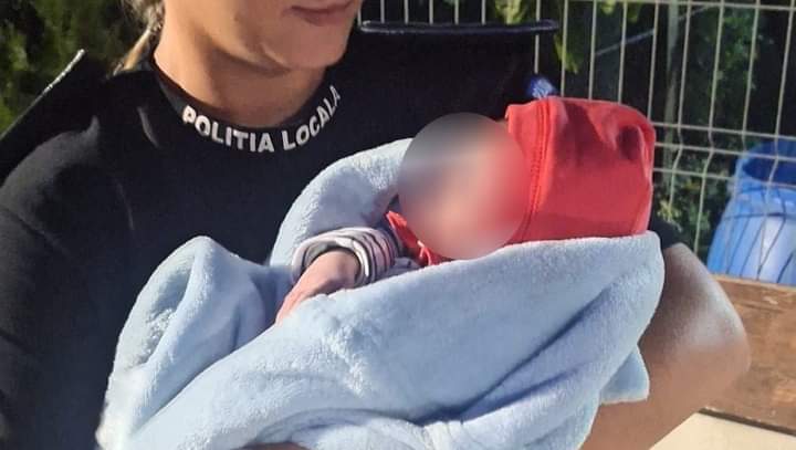 Femeie din Bistrița prinsă de polițiștii locali cu un sugar în brațe cerșind