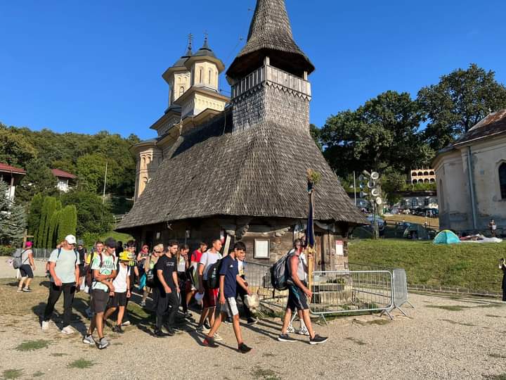  Un grup de pelerini din Șirioara au mers pe jos până la Mănăstirea Nicula. FOTO