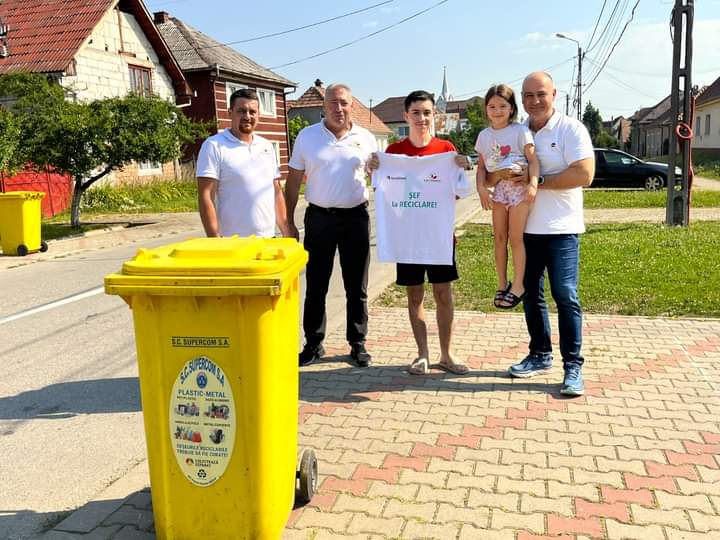  Tricouri cu inscripția ȘEFI LA RECICLARE oferite de inspectorii ADI Deșeuri Bistrița-Năsăud. FOTO