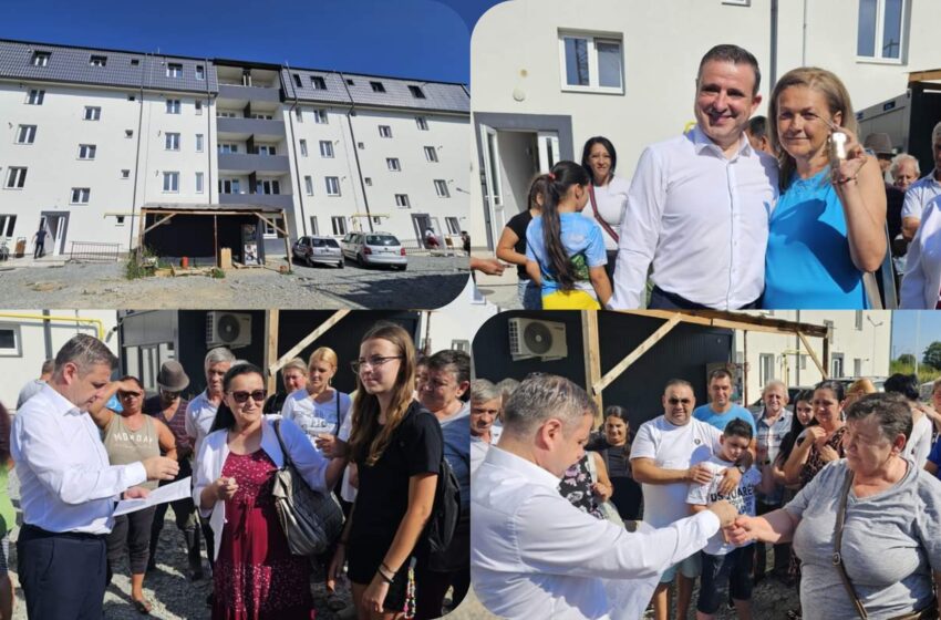  Primarul Ioan Turc a înmânat cheile pentru 30 de locuințe în noul bloc social din Viișoara. FOTO