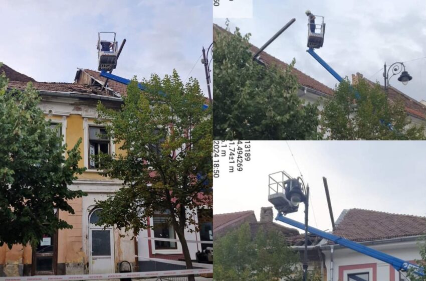  Intervenție de urgență la un acoperiș de pe strada Gheorghe Șincai din municipiul Bistrița. FOTO